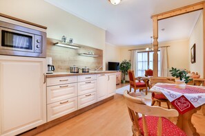 Kühlschrank, Mikrowelle, Herdplatte, Geschirrspüler