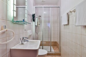 Suihku, hiustenkuivaaja, pyyhkeet