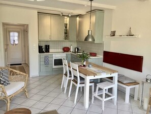 Kühlschrank, Mikrowelle, Ofen, Geschirrspüler