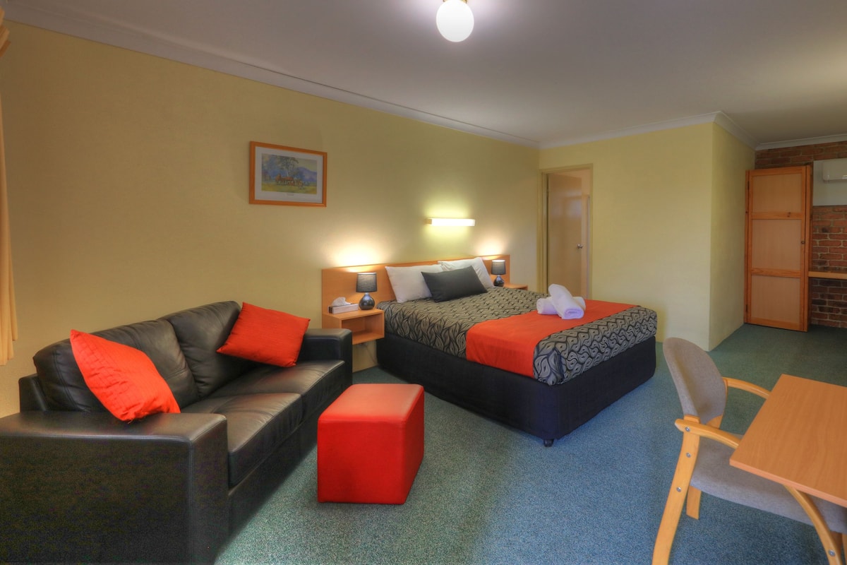 Standard Double Room, 1 Queen Bed | Premium bedding, desk, iron/ironing board, cribs (surcharge)