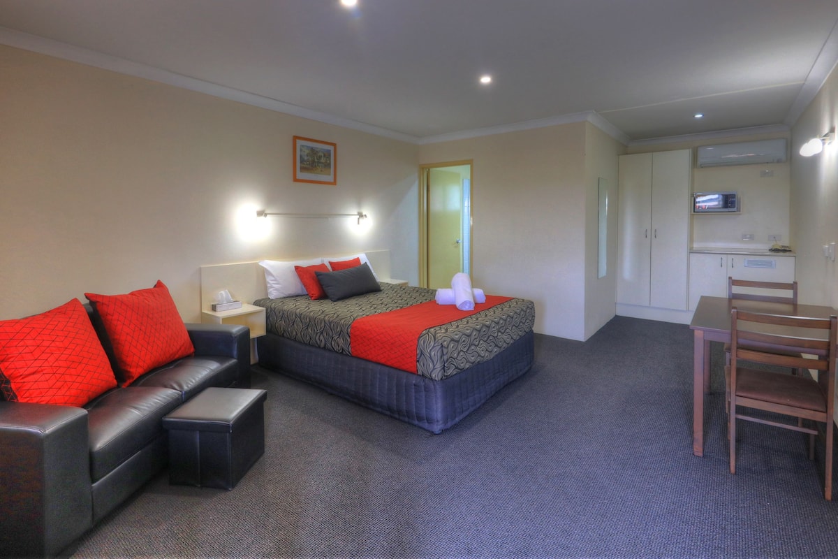 Executive Studio Suite, 1 Queen Bed | Premium bedding, desk, iron/ironing board, cribs (surcharge)