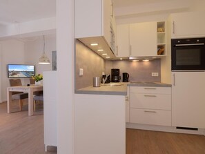 Kühlschrank, Ofen, Geschirrspüler, Wasserkocher mit Kaffee-/Teezubehör
