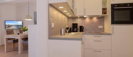 Réfrigérateur, four, lave-vaisselle, cafetière/bouilloire