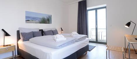 1 Schlafzimmer, Zimmersafe, Schreibtisch, Bügeleisen/Bügelbrett