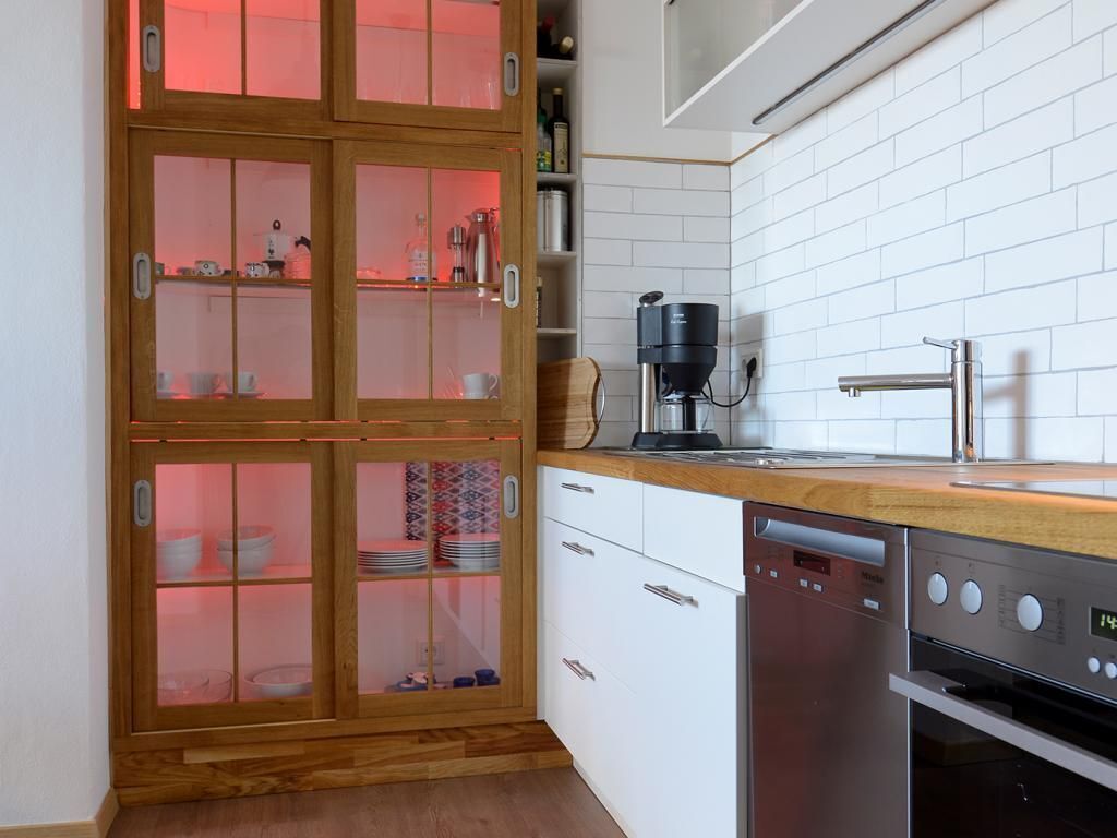 Wasserkocher mit Kaffee-/Teezubehör, Kühlschrank, Mikrowelle, Ofen