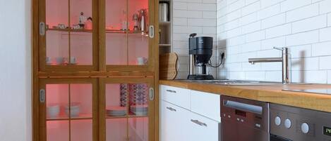 Wasserkocher mit Kaffee-/Teezubehör, Kühlschrank, Mikrowelle, Ofen