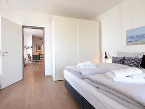 Una habitación de hotel moderna con una cama, un escritorio y una silla.