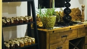 Un mueble de madera con varios estantes, una lámpara y una planta en maceta.