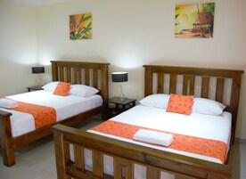 Quarto quádruplo luxo, 2 camas Queen, cozinha, vista para a montanha | Roupas de cama premium, ferros/tábuas de passar roupa, Wi-Fi (sobretaxa)