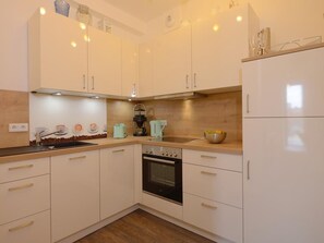 Kühlschrank, Mikrowelle, Ofen, Geschirrspüler