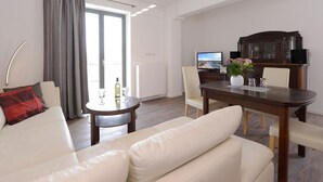 Un soggiorno moderno con un divano, un tavolo da pranzo e una televisione.