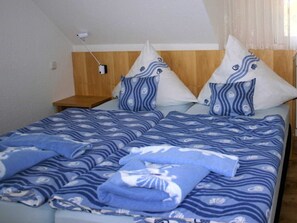 1 Schlafzimmer, Schreibtisch, Reisekinderbett, Bettwäsche