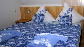 1 bedroom, desk, travel cot, bed sheets