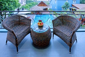 Deluxe-Doppel- oder -Zweibettzimmer, Poolblick | Balkon