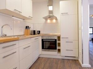 Kühlschrank, Ofen, Geschirrspüler, Wasserkocher mit Kaffee-/Teezubehör