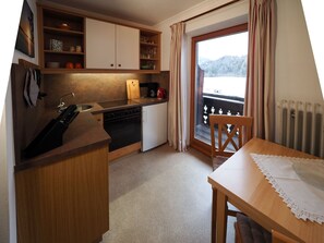 Kühlschrank, Ofen, Herdplatte, Wasserkocher mit Kaffee-/Teezubehör