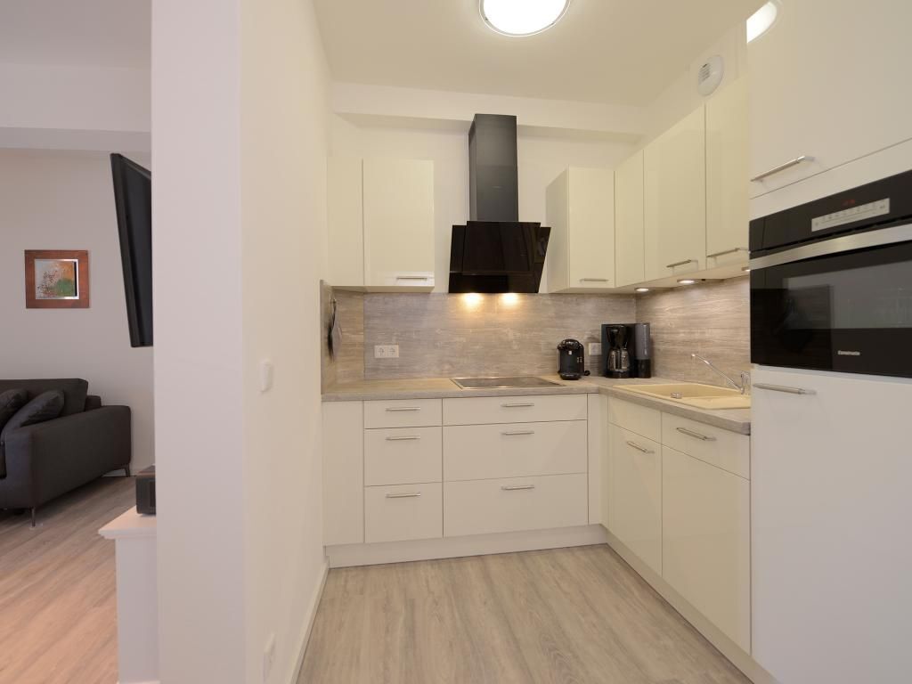 Wasserkocher mit Kaffee-/Teezubehör, Kühlschrank, Mikrowelle, Ofen