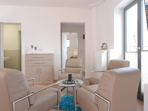 Unclassified image, 2 of 23, button