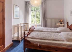1 bedroom, travel crib, WiFi