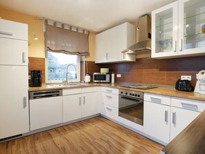 Geladeira, fogão, lava-louças, cafeteira/chaleira