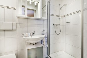 Dusche, Haartrockner, Handtücher