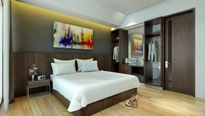 Een moderne slaapkamer met een groot bed, een nachtkastje, een bijzettafeltje met een bloemenvaas en een garderobe met spiegel.