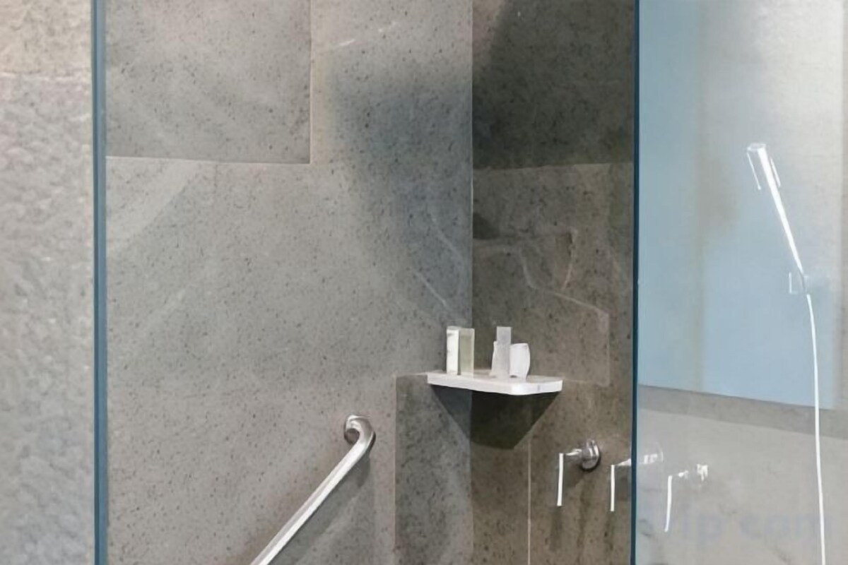 Douche, douche à « effet pluie », articles de toilette gratuits