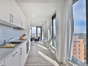 Kjøleskap, oppvaskmaskin, kaffetrakter/tekoker og vannkoker