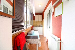 Fridge, stovetop, coffee/tea maker, cookware/dishes/utensils - Holiday apartment mit Terrasse und Klimaanlage (Rovinj)