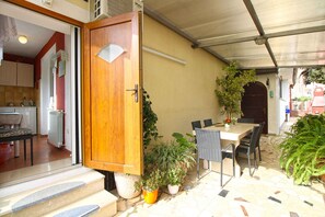 Outdoor dining - Holiday apartment mit Terrasse und Klimaanlage (Rovinj)