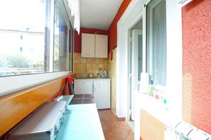 Fridge, stovetop, coffee/tea maker, cookware/dishes/utensils - Holiday apartment mit Terrasse und Klimaanlage (Rovinj)