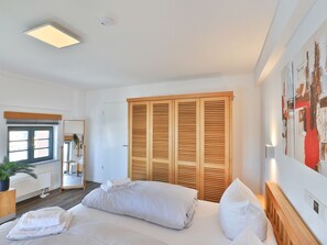 1 bedroom, desk, WiFi