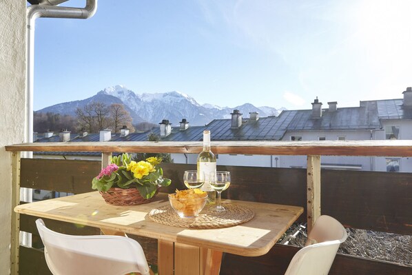 Outdoor dining - Ferienwohnung für 2-8 Pers., ca. 97 qm, 3 Schlafzimmer, Wohnschlafraum, Küche, 2 Bäder, Balkon (Bischofswiesen)