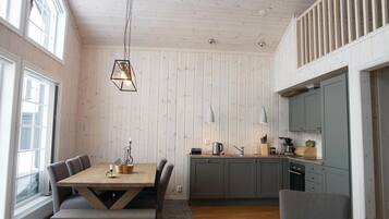 Frigorífic, placa de cuina, rentaplats i cafetera i tetera