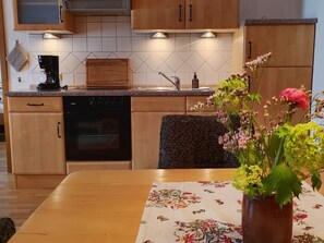 Kjøleskap, ovn, kokeplater og kaffetrakter/tekoker