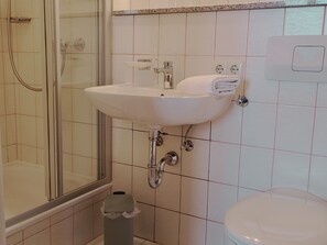 Shower, towels - Ferienwohnung Nr 1,  2 Pers. 50 qm (Schleching)