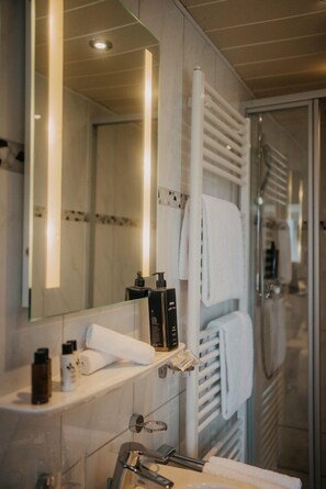 Shower, hair dryer, towels - Ferienwohnung Untersberg (Berchtesgaden)