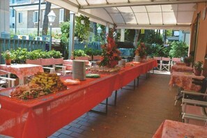 Lunch and dinner served, local and international cuisine