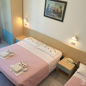 أغطية فراش متميزة وخزنة داخل الغرفة ومكتب وأسرّة قابلة للطي