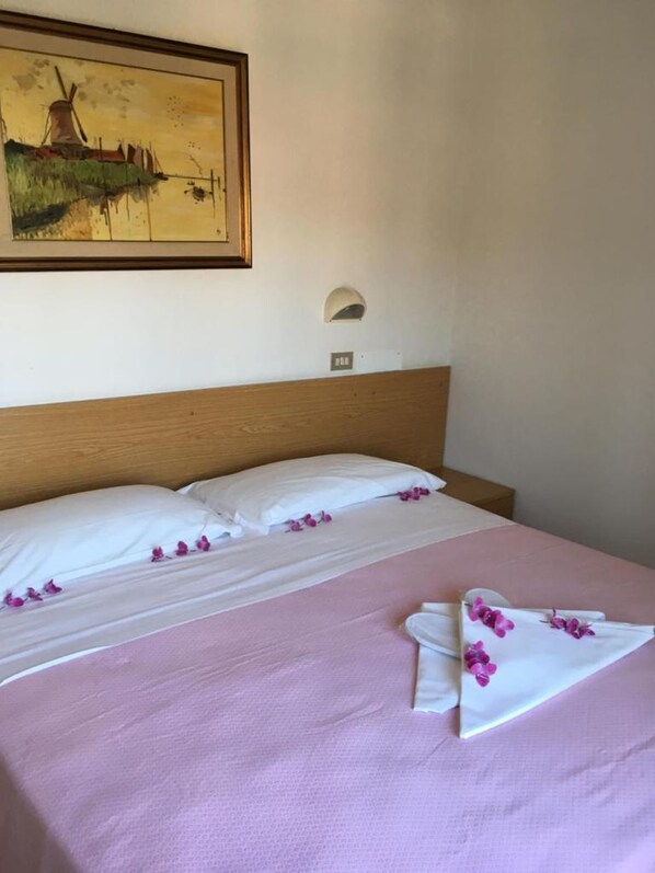 أغطية فراش متميزة وخزنة داخل الغرفة ومكتب وأسرّة قابلة للطي