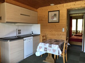 Fridge, microwave, stovetop, dishwasher - Morzine, south-facing apartment, 2 bedrooms, 58 sq.m, panoramic view (Morzine)