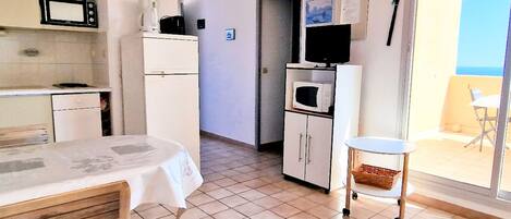 Réfrigérateur, micro-ondes, four, plaque de cuisson