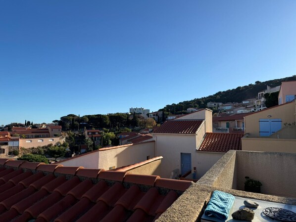 Property grounds - Banyuls: Apartment with Terrace, Parking, Pets Allowed (Banyuls-sur-Mer)