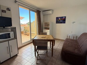 TV - Banyuls: Apartment with Terrace, Parking, Pets Allowed (Banyuls-sur-Mer)