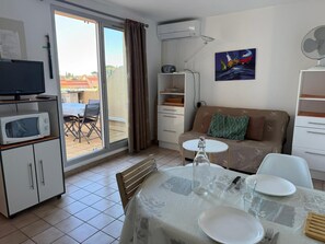 TV - Banyuls: Apartment with Terrace, Parking, Pets Allowed (Banyuls-sur-Mer)