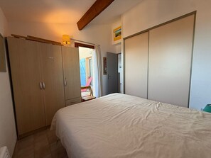 1 bedroom - Banyuls: Apartment with Terrace, Parking, Pets Allowed (Banyuls-sur-Mer)