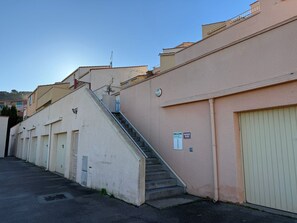 Exterior - Banyuls: Apartment with Terrace, Parking, Pets Allowed (Banyuls-sur-Mer)