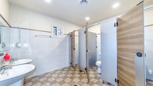 Shower, free toiletries, towels - Ecohill Glamping Jeju - Campground (Jeju City)
