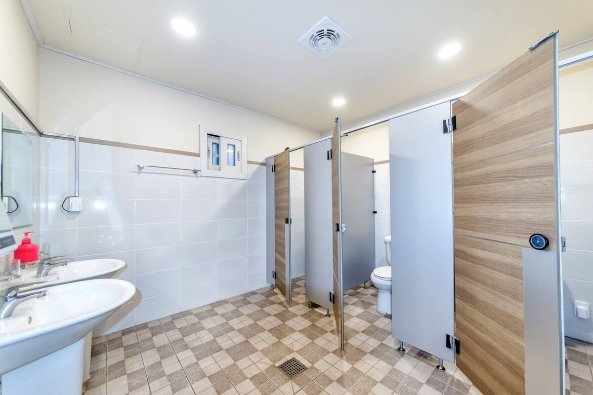 Dusche, kostenlose Toilettenartikel, Handtücher