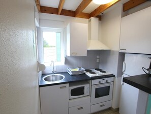 Fridge, microwave - Family home in Bréhal, 2 bedrooms, terrace, BBQ, parking, pets allowed, wifi included (Bréhal-Saint-Martin de Bréhal)